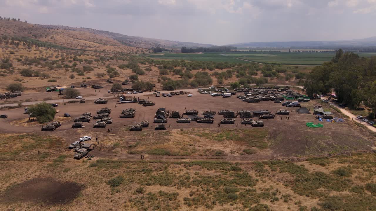 Gazze kara harekatına hazırlık olarak İsrail sınırında zırhlı araç yığınağı.