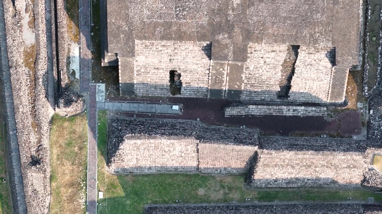 Ripresa zenitale di una piramide azteca distrutta a Città del Messico.