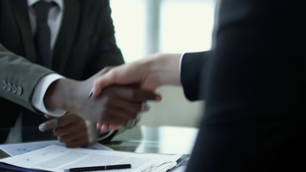 бизнесмен заключает сделку с бизнесменкой