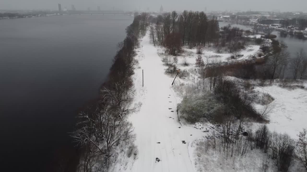 Vista aerea introduttiva ripresa con drone elicottero sul Daugava, Lettonia, durante un incredibile fumo in ottobre