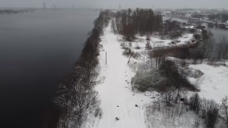 establecimiento de una vista aérea de un helicóptero teledirigido daugava letonia durante un humo increíble en octubre