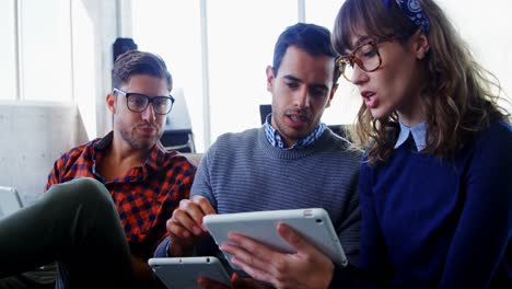 ejecutivo discutiendo sobre la tableta digital