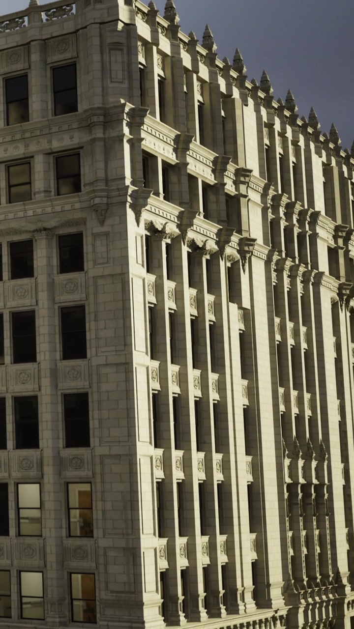 Edifício com detalhes de design intrincados na cidade sob céu nublado.