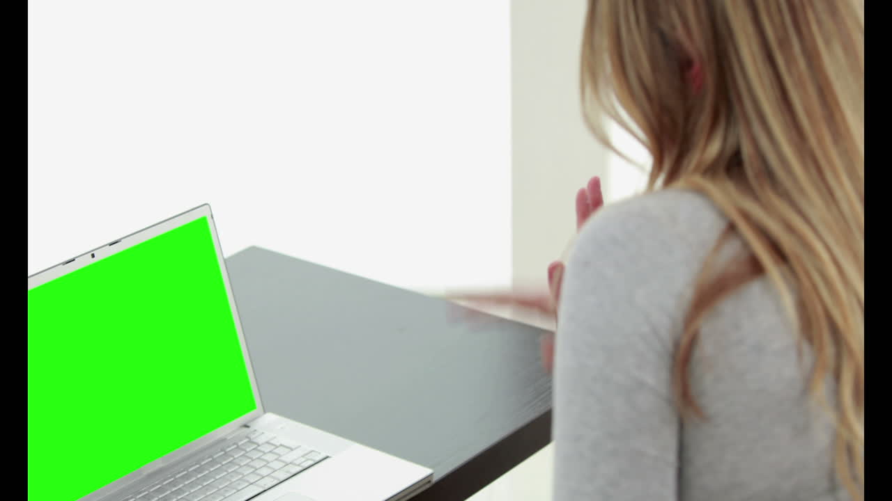 vista por encima del hombro de una pareja usando una computadora portátil