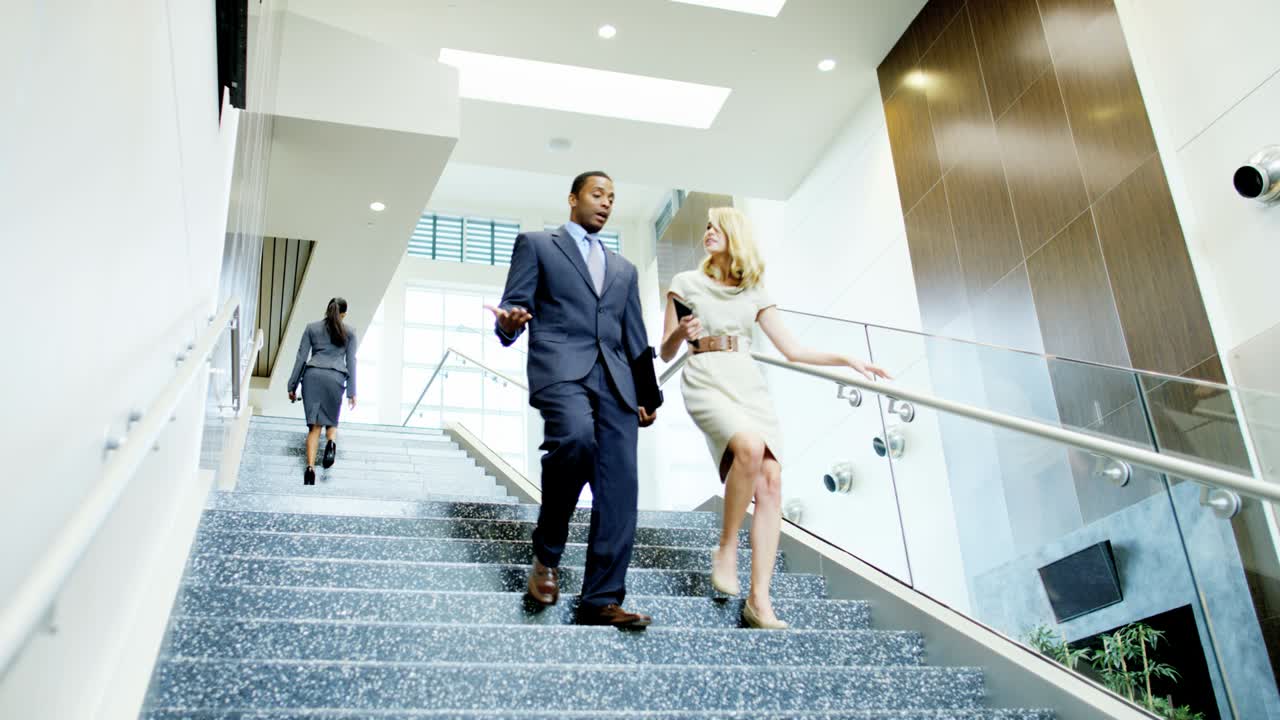 uomini d'affari multietnici che lavorano nell'ufficio della città