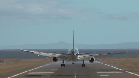 An-aircraft-lands