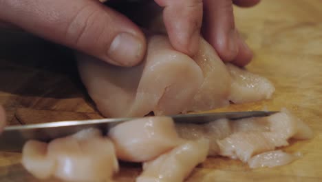 tiro controlado por movimiento de corte de carne de pollo