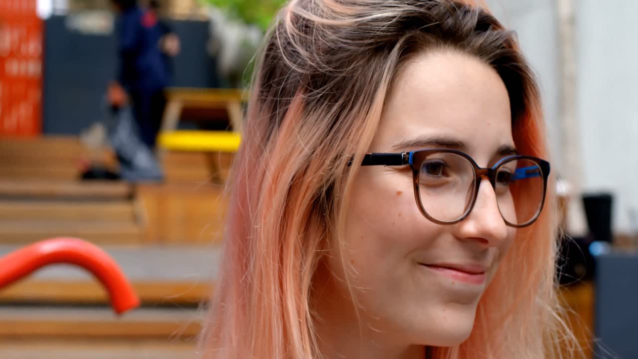 mujer ejecutiva sonriendo en la oficina 4k