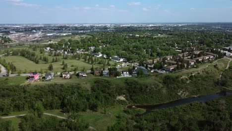 Vista-Aérea-Que-Muestra-La-Comunidad-De-Ogden-En-Verano,-Calgary,-Alberta