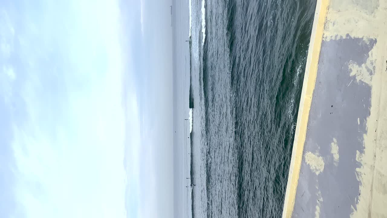 Surfer im Meer, Hochformat für soziale Medien.