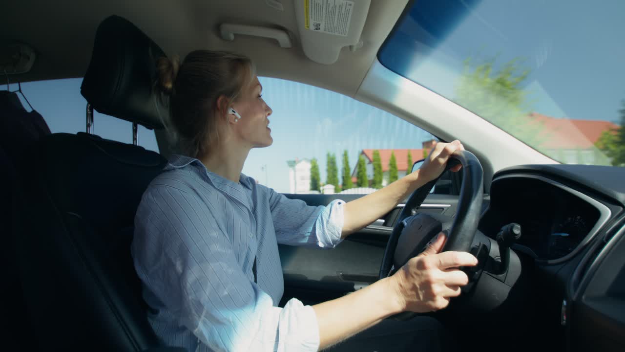 Donna che guida un'auto