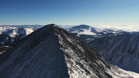 vista aérea, pico de dilema cubierto de nieve, rango de diez millas, montañas rocosas, colorado usa en un día soleado de invierno, disparo de drone