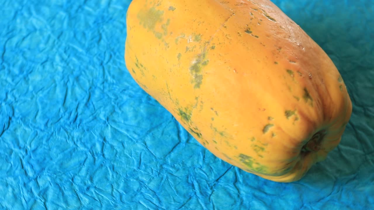 papaya fresca fruta aislada sobre fondo azul