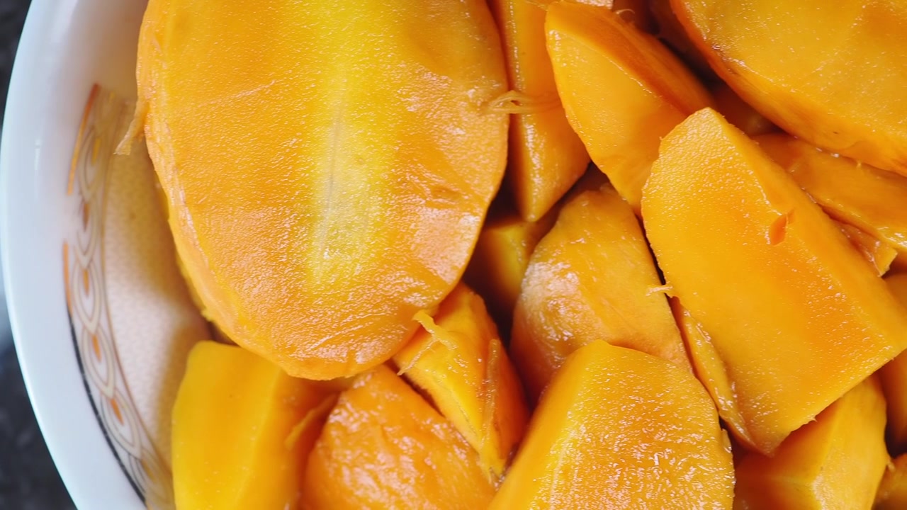 Świeże kawałki pokrojonego mango w białej misce