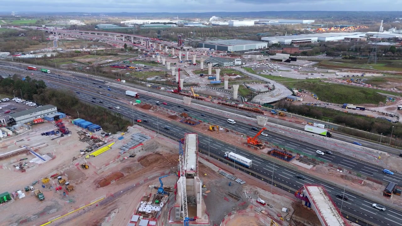 Vista aerea di importanti lavori di ingegneria civile HS2 e costruzione di travi in cemento per viadotti sopraelevati a Coleshill, Warwickshire, Regno Unito