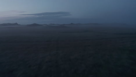 Vogelperspektive-Des-Isländischen-Hochlandes-Bedeckt-Mit-Nebel-Und-Nebel.-Vogelperspektive-Der-Leeren-Isländischen-Landschaft.-Mondlandschaft.-Erstaunlich-In-Der-Natur