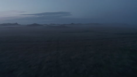 Ojo-De-Pájaro-De-Las-Tierras-Altas-De-Islandia-Cubierto-De-Niebla-Y-Niebla.-Ojo-De-Pájaro-De-La-Campiña-Islandesa-Vacía.-Paisaje-Lunar.-Increíble-En-La-Naturaleza