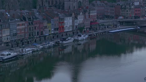 Toma-Ampliada-De-La-Famosa-Ciudadela-De-Dinant-Durante-El-Amanecer,-Aérea.