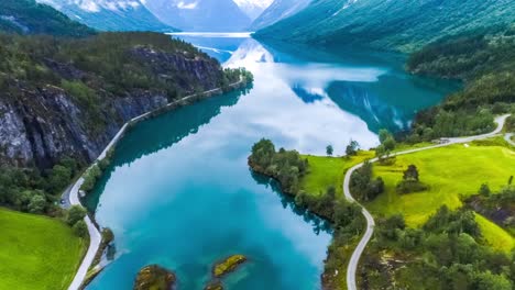 el lago lovatnet es una naturaleza hermosa de noruega.