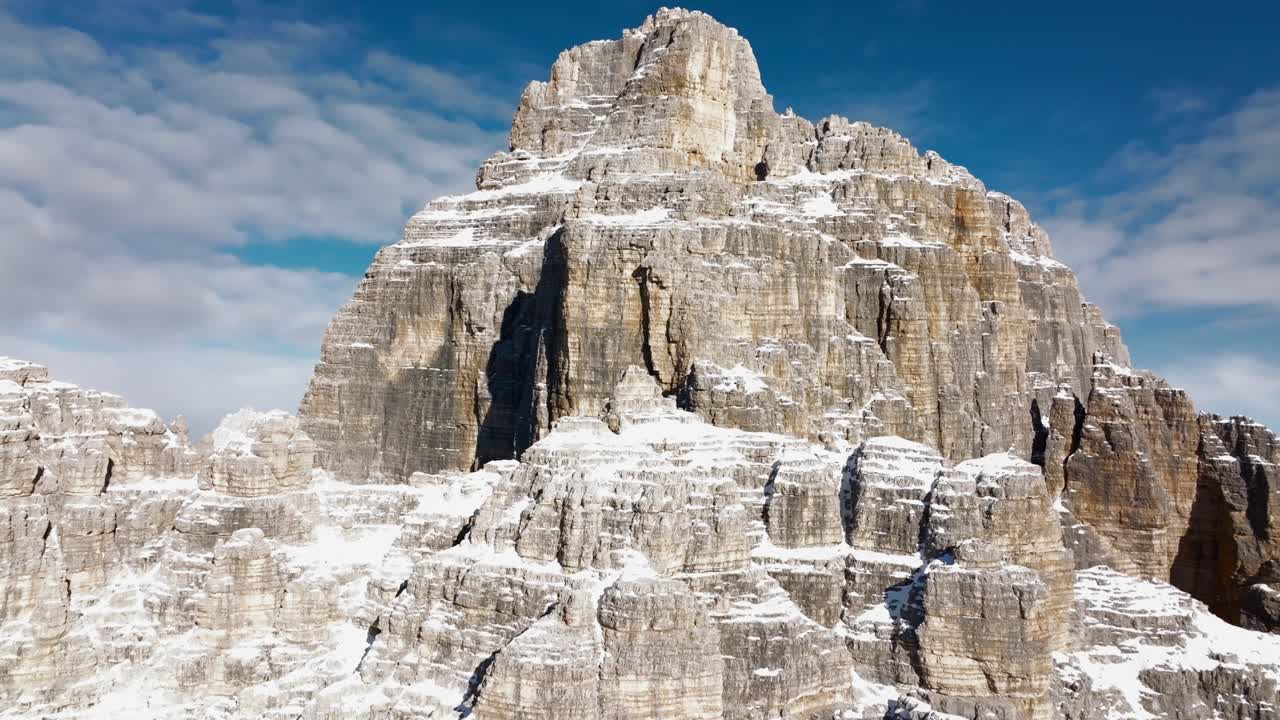 tre cime di lavaredo의 멋진 전망, 고화질 비디오는 멀리 움직이는 움직임으로 봉우리의 뒷면을 보여줍니다.