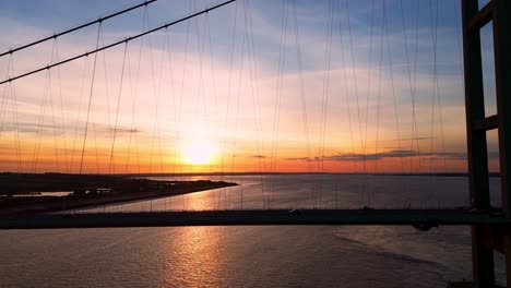 Un-Viaje-Cautivador-Se-Desarrolla-Mientras-El-Puente-Humber-Se-Erige-Resplandeciente-En-El-Crepúsculo,-Con-Los-Autos-Moviéndose-Con-Gracia-Debajo