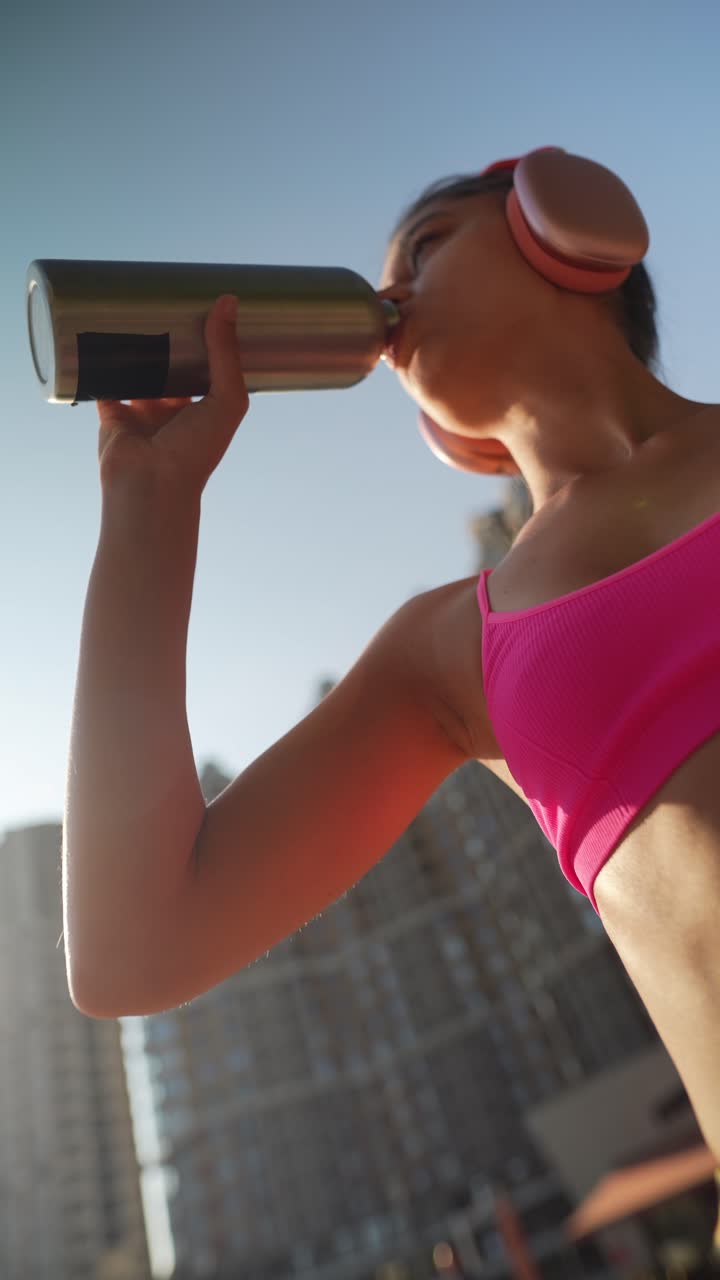 mujer bebiendo agua al aire libre