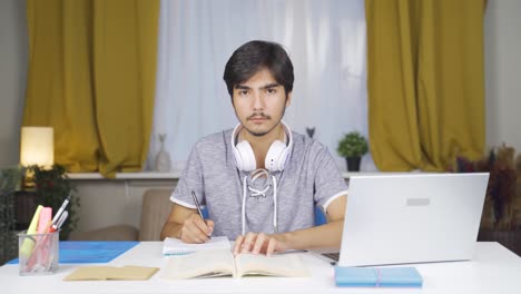 Männlicher-Student-Erlebt-Freude-Beim-Blick-In-Die-Kamera.