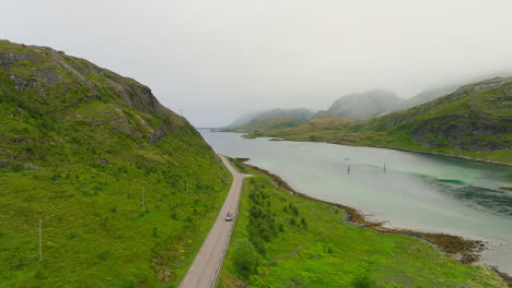 Wohnmobil-Fährt-Entlang-Des-Ruhigen-Fjords-Auf-Den-Lofoten