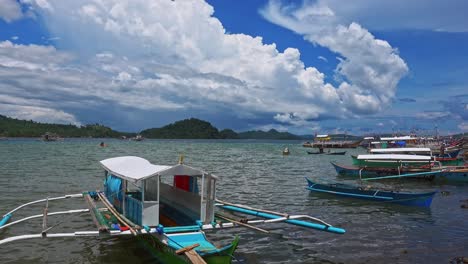 Traditionelle-Banka-Boote-Schwimmen-Auf-Der-Wasseroberfläche-Mit-Einer-Massiven-Ansammlung-Von-Cumulonimbus-Wolken-über-Ihnen