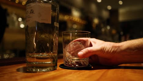 vertiendo el líquido de la botella al vaso
