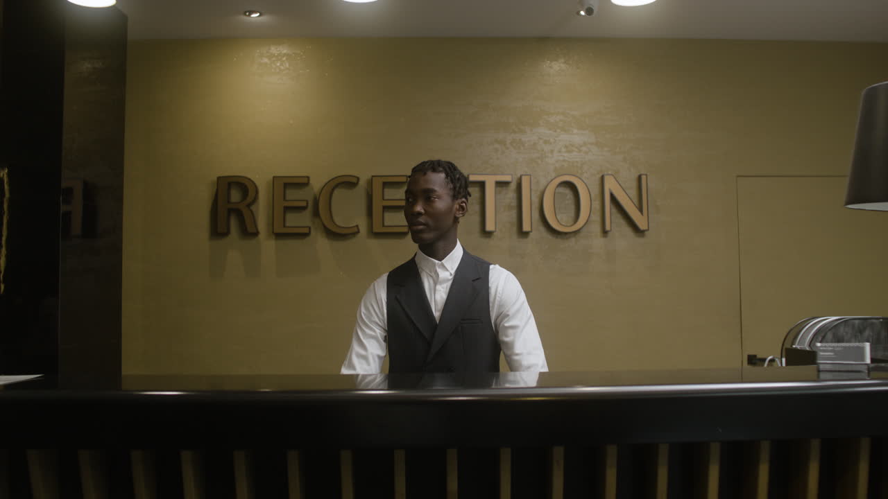 hombre afroamericano en el trabajo