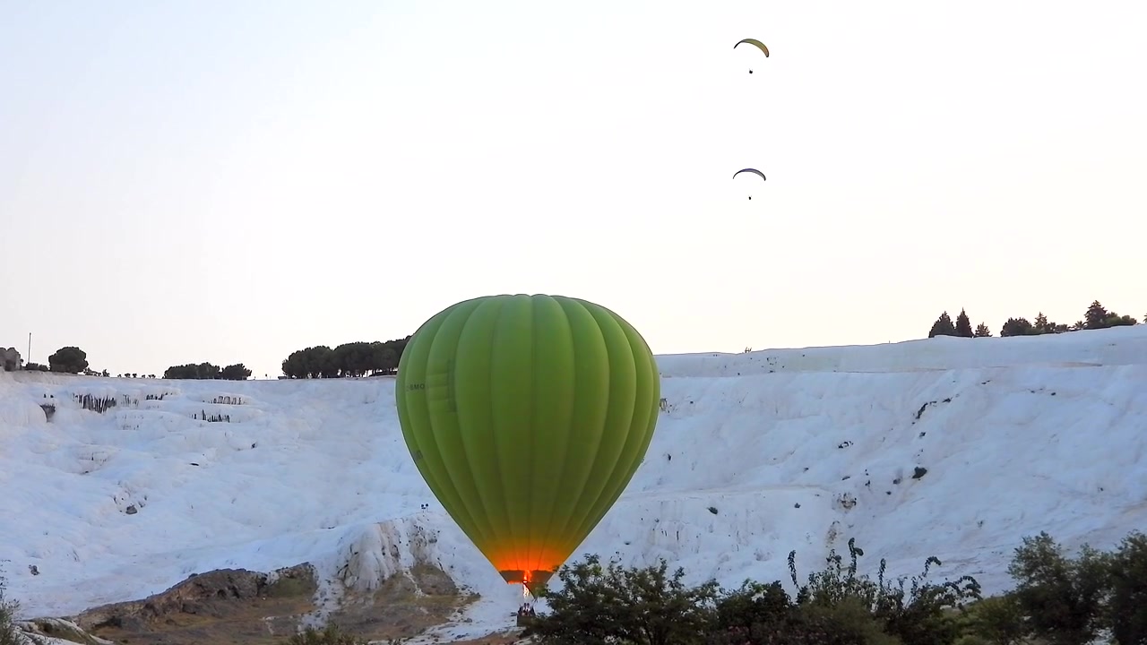 Pamukkale Travertenleri Üzerinde Süzülen Yeşil Sıcak Hava Balonu