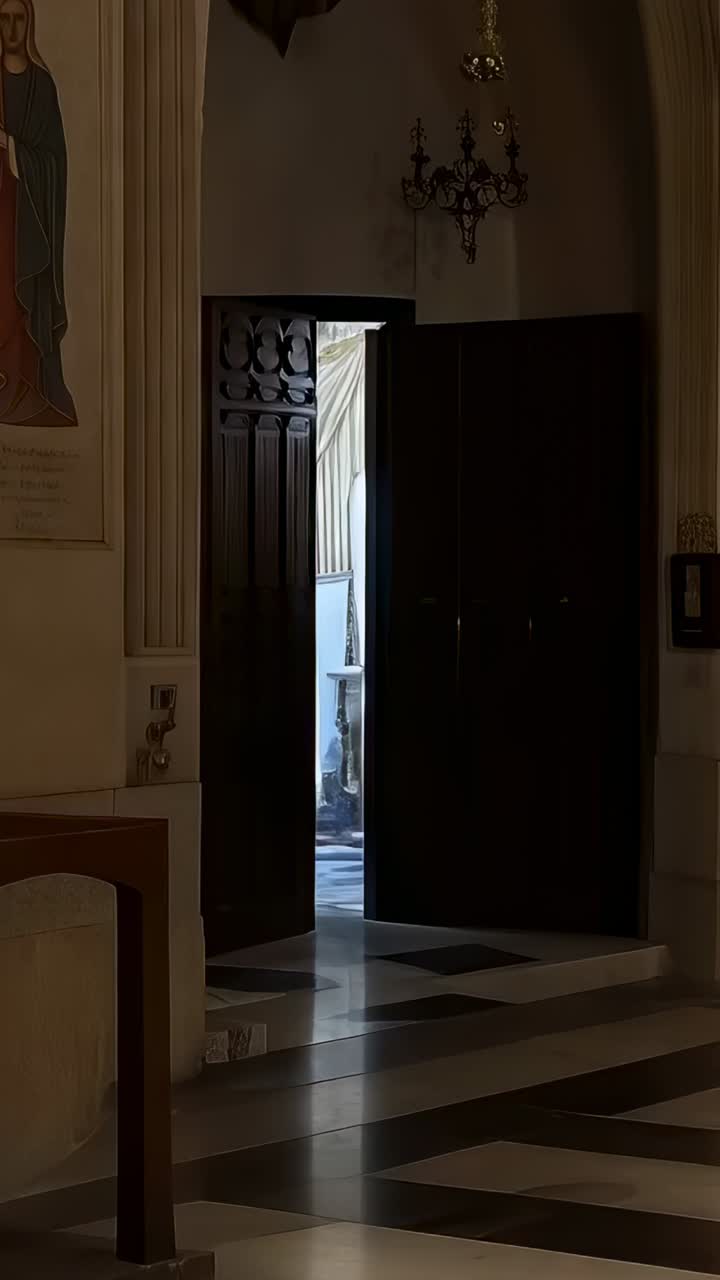 Video verticale: messa a fuoco che porta una candela accesa sull'ottone in una cappella, che mostra la fiamma, spazio per il testo
