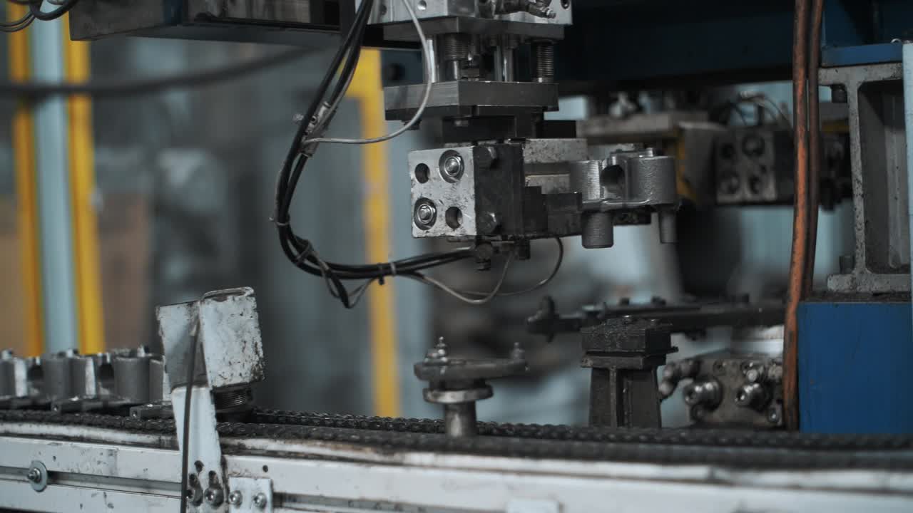 공장에서 자동 컨베이어 조립 장치. 생산 전기 엔진