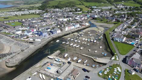 Aberaeron-Wales-Küstenstadt-Und-Hafendrohne-Enthüllen-Filmmaterial-4k