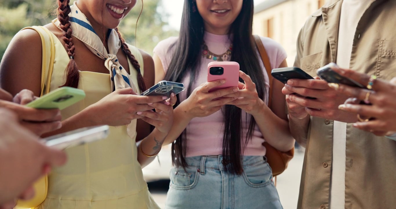 Dışarıda Birlikte Akıllı Telefon Kullanan Arkadaş Grubu