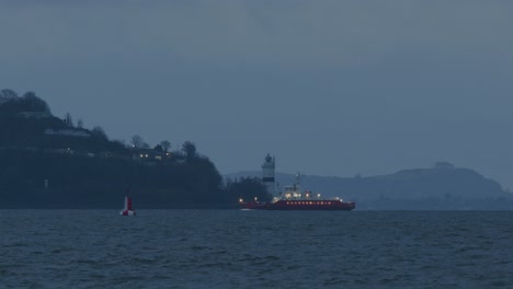 Ferry-Que-Viaja-A-La-Ciudad-Costera-Durante-El-Amanecer-Brumoso