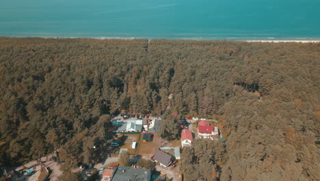 Luftaufnahme-Der-Kleinstadt-Debki-Im-Norden-Polens-Am-Meer