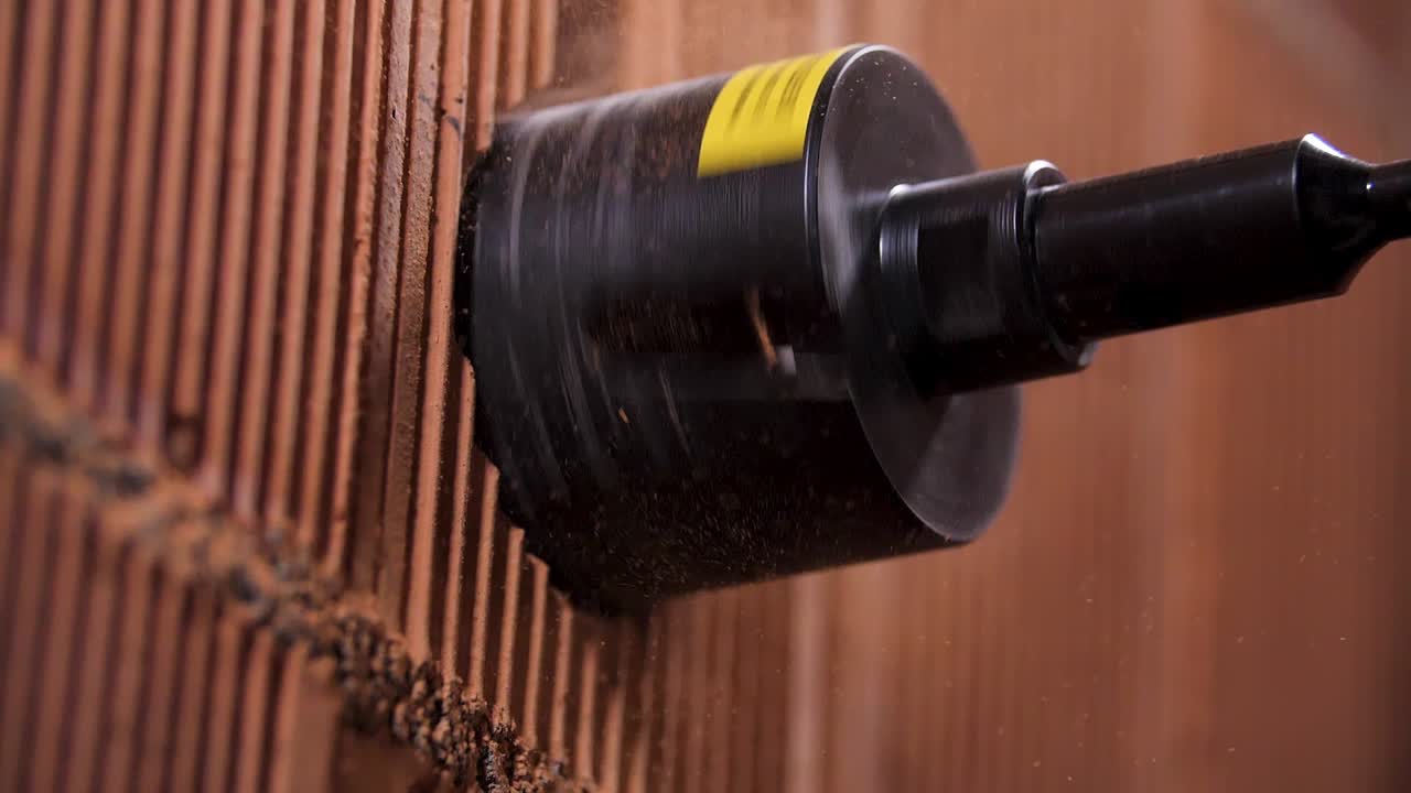 벽돌 벽에 구을 는 것