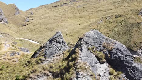 disparo de dron volando a través del pico