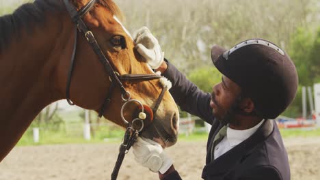 Hombre-Afroamericano-Acariciando-Su-Caballo-De-Doma