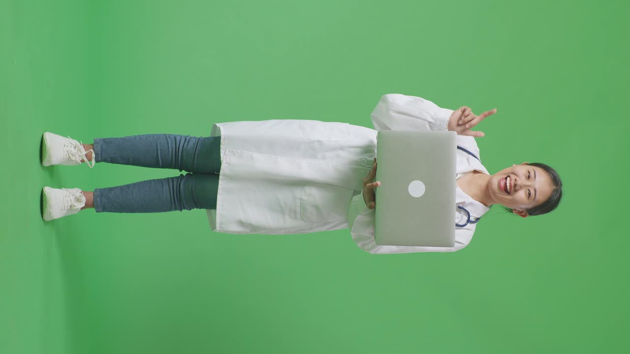 médico con computadora portátil en pantalla verde