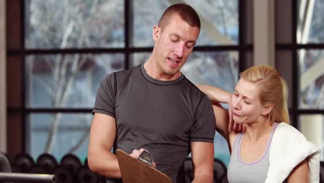 Entrenador-Hablando-Con-Su-Cliente-En-El-Gimnasio.