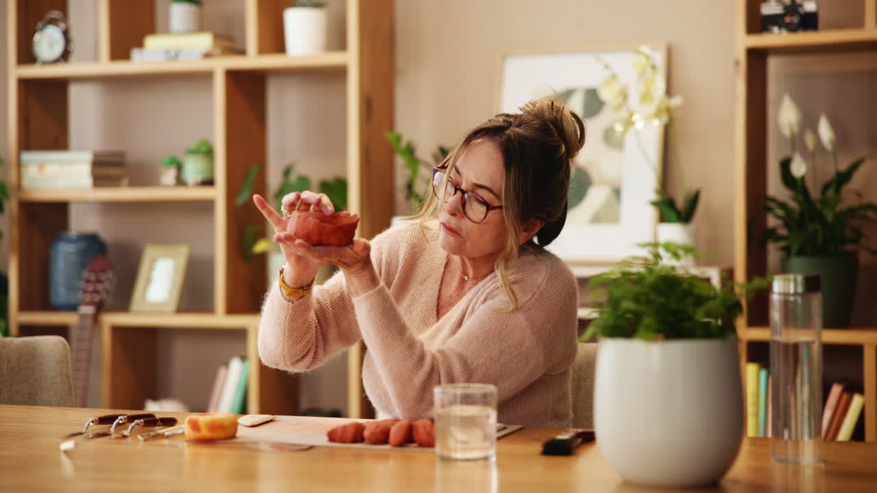 mujer mayor haciendo cerámica en casa