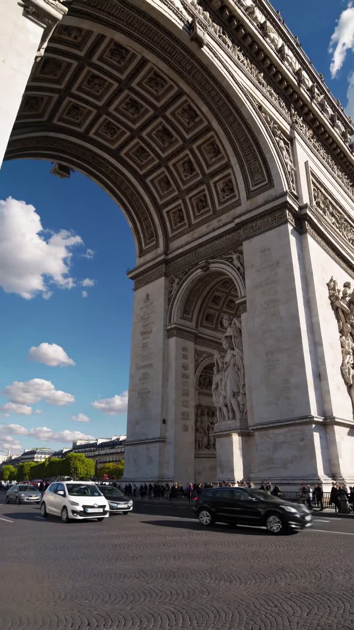Vídeo dinâmico em ângulo baixo do Arco do Triunfo, capturando sua grandiosidade e o movimento