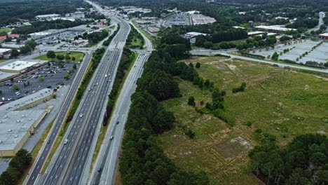 Vista-Aérea-De-Aves-Tomadas-Sola-En-La-Autopista-Americana-Con-Tráfico-Durante-El-Día-Nublado-En-El-área-Suburbana-De-Atlanta,-Georgia