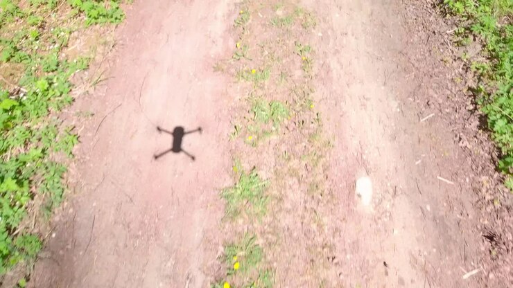 Ombra di un drone in volo a bassa quota.
