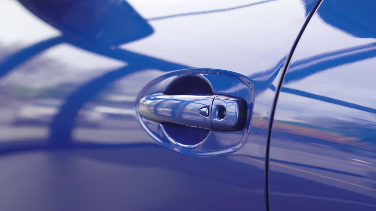 남성의 손으로 열린 파란색 자동차 문 손잡이의 클로즈업 자동차 대리점, 자동차 사업