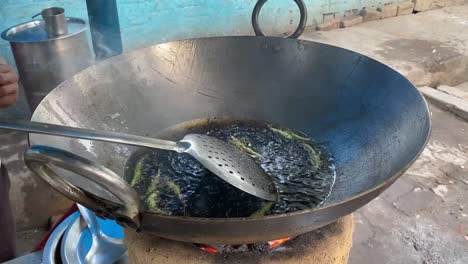 Comida-Frita-De-La-Calle-India-Pakora-De-Chile-Picante-Preparado-En-La-Calle-Abierta