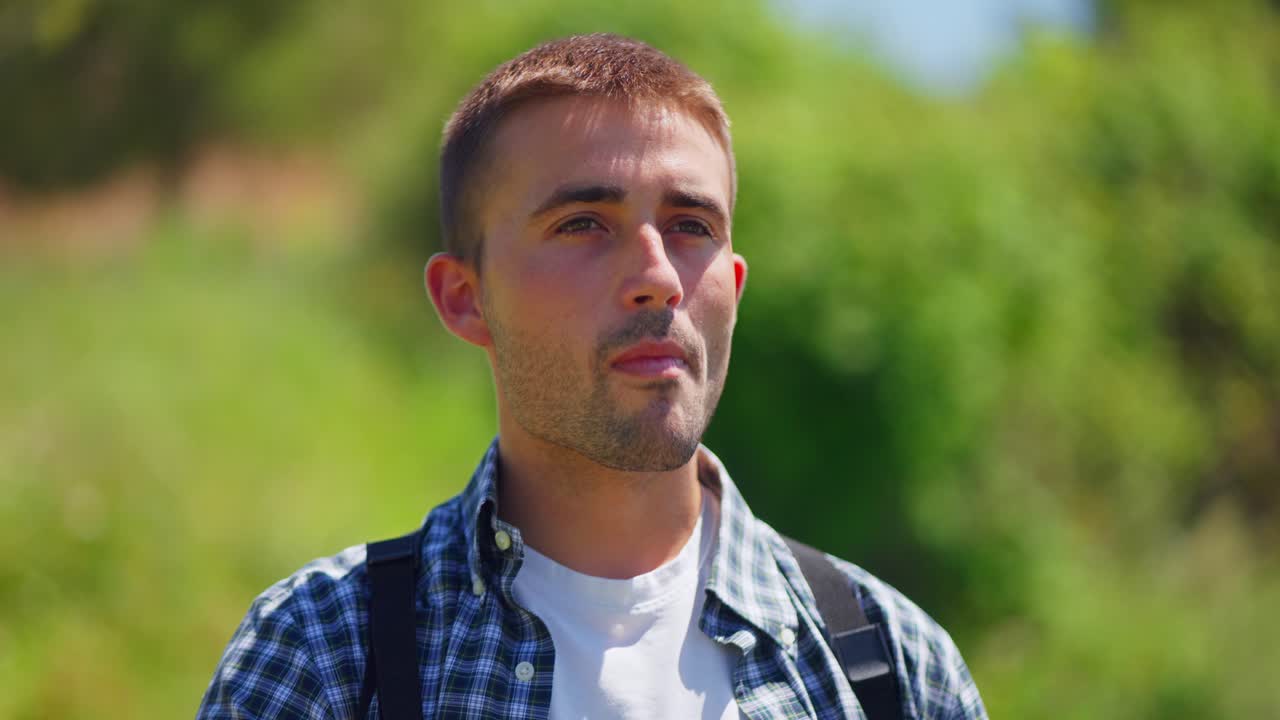 niño come una flor roja en la naturaleza senderismo